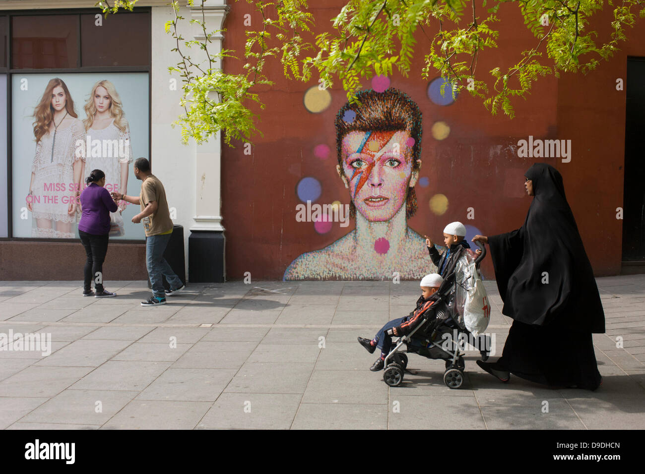 Brixton, London: 18. Juni 2013 - trat ein Wandbild des berühmten Musikers und Sängers David Bowie an der Wand des Morleys Kaufhaus in Brixton, Lambeth, Südlondon. Das Bowie-Gesicht ist (nach Künstler James Cochran, aka Jimmy C) aus der Deckung seines 1973 Album Aladdin Sane auf dem Höhepunkt seines Ruhms der 1970er Jahre stammen. Die pop-Ikone lebte bei 40 Stansfield Road, Brixton, von seiner Geburt im Jahre 1947 bis 1953. Dieses Cover erschien im Rolling Stone Liste der 500 besten Alben aller Zeiten, so dass #277. Bildnachweis: Richard Baker / Alamy Live News Stockfoto