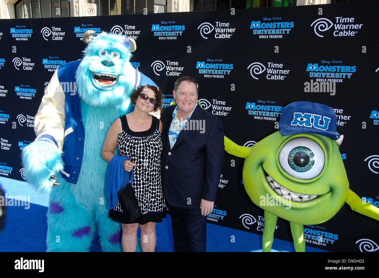 Hollywood, Kalifornien, USA. 17. Juni 2013. James p. '' Sulley'' Sullivan, Nancy Lasseter, John Lasseter und Michael '' Mike'' Wazowski während der Premiere des neuen Films von Disney Pixar MONSTERS UNIVERSITY, am El Capitan Theatre, am 17. Juni 2013, in Los Angeles statt. Kredit: Kredit: Michael Germana/Globe Photos/ZUMAPRESS.com/Alamy Live-Nachrichten Stockfoto
