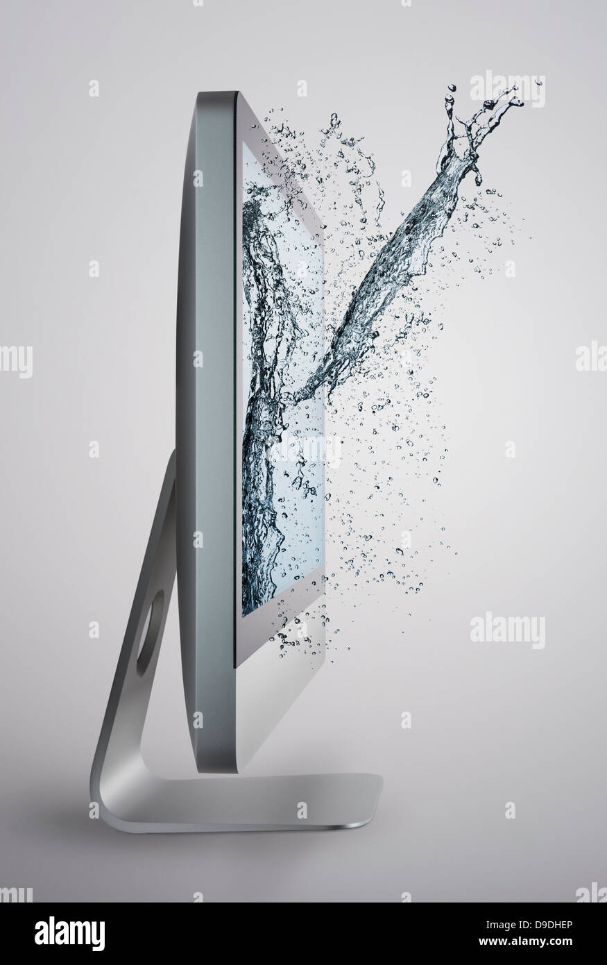 Computer-Bildschirm mit Spritzer Wasser auf Bildschirm Stockfoto