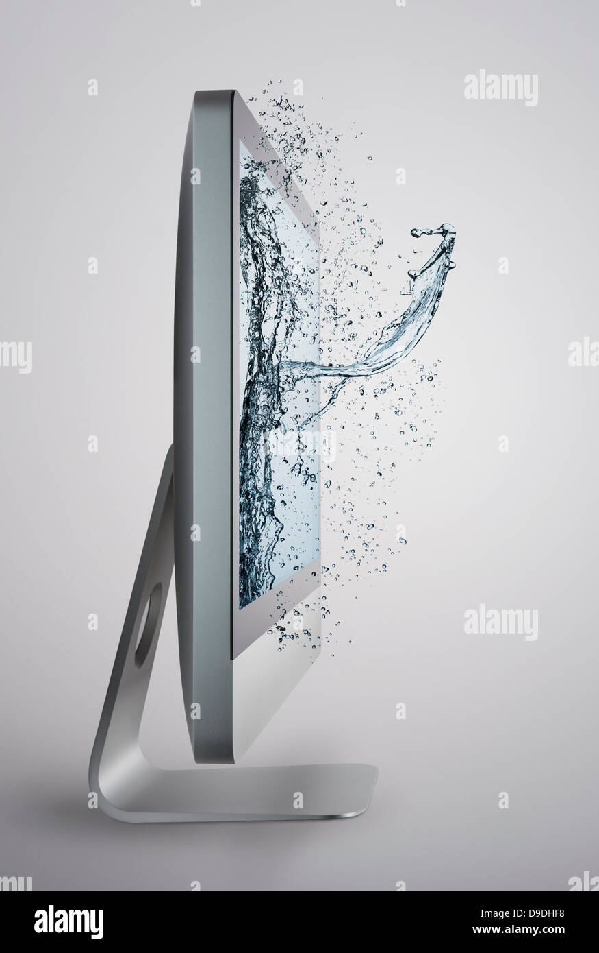 Computer-Bildschirm mit Spritzer Wasser auf Bildschirm Stockfoto