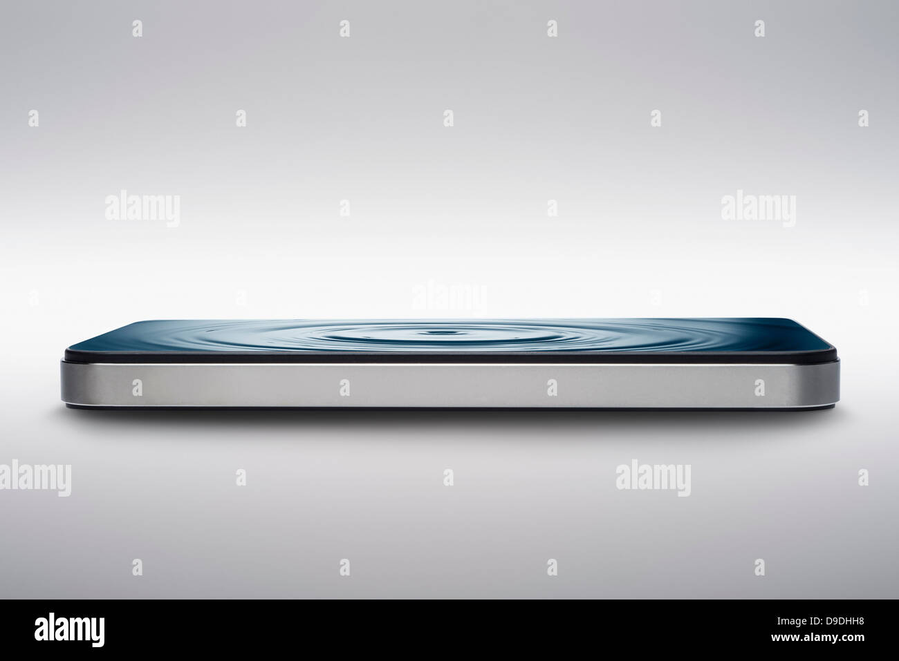 Smartphone mit Wasser plätschern auf dem Bildschirm Stockfoto