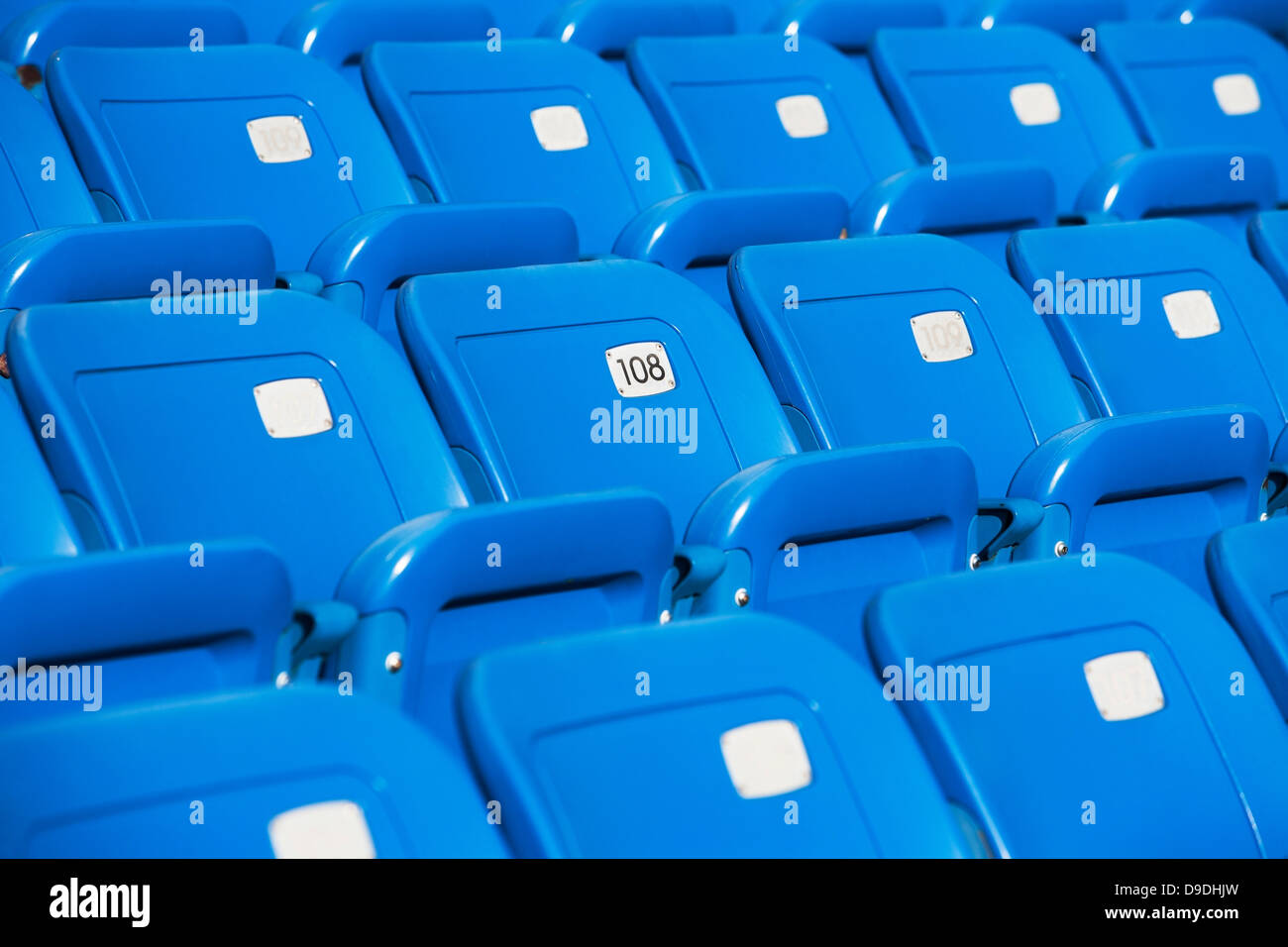 Leere blaue Sitzmöbel im Sportstadion Stockfoto