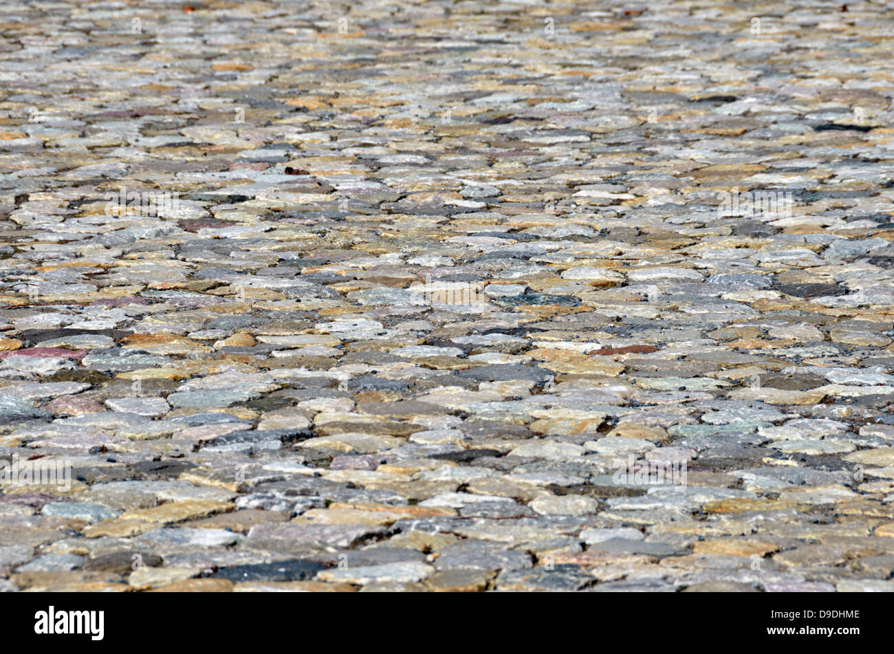 Bunter Naturstein Kopfsteinpflaster Stockfoto