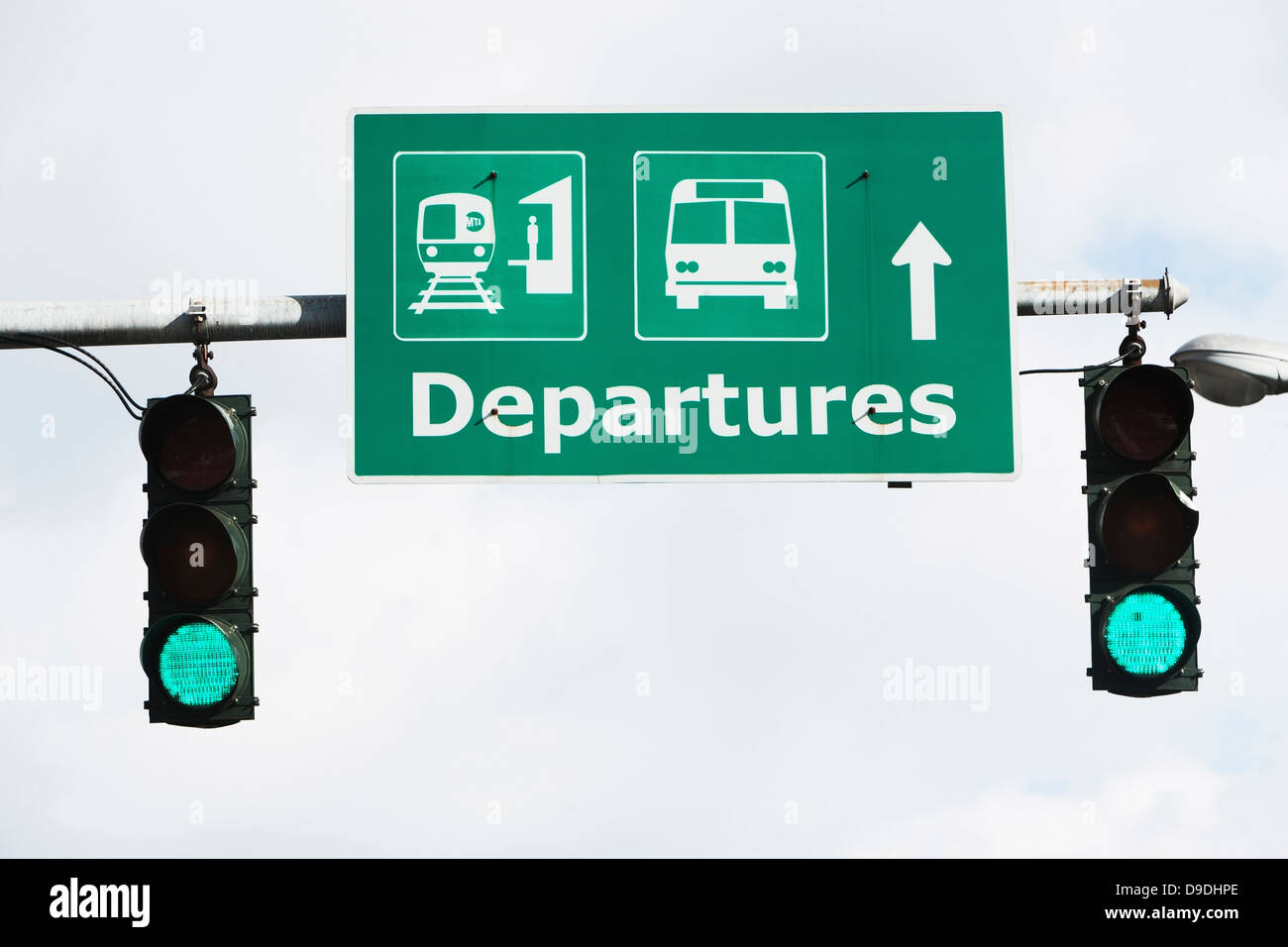 Abreise-Schild mit grüner Ampel Stockfoto
