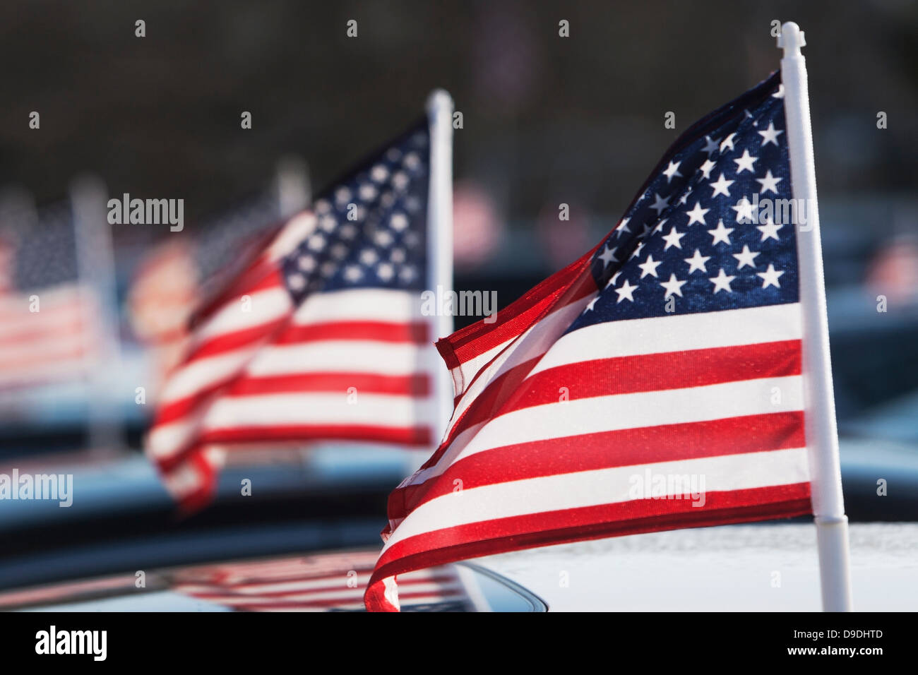Amerikanische Flaggen auf Autodach Stockfoto