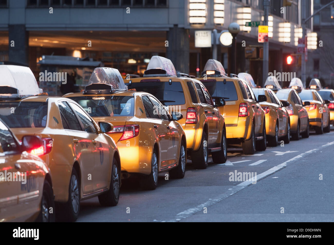 Gelben Taxis in einer Reihe, New York City, USA Stockfoto