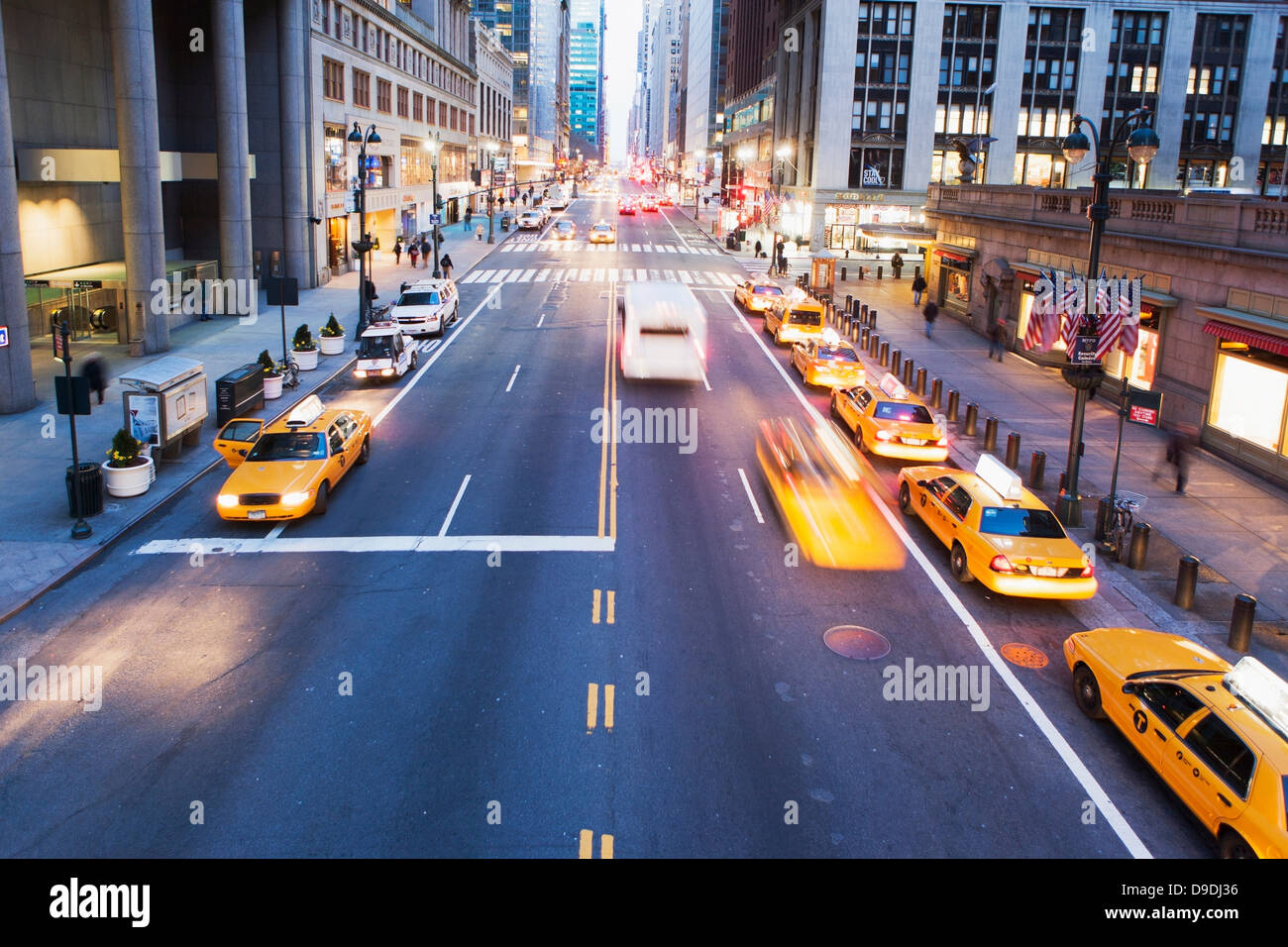 Hoher seitlicher Blick von yellow Cabs in Folge New York City, USA Stockfoto