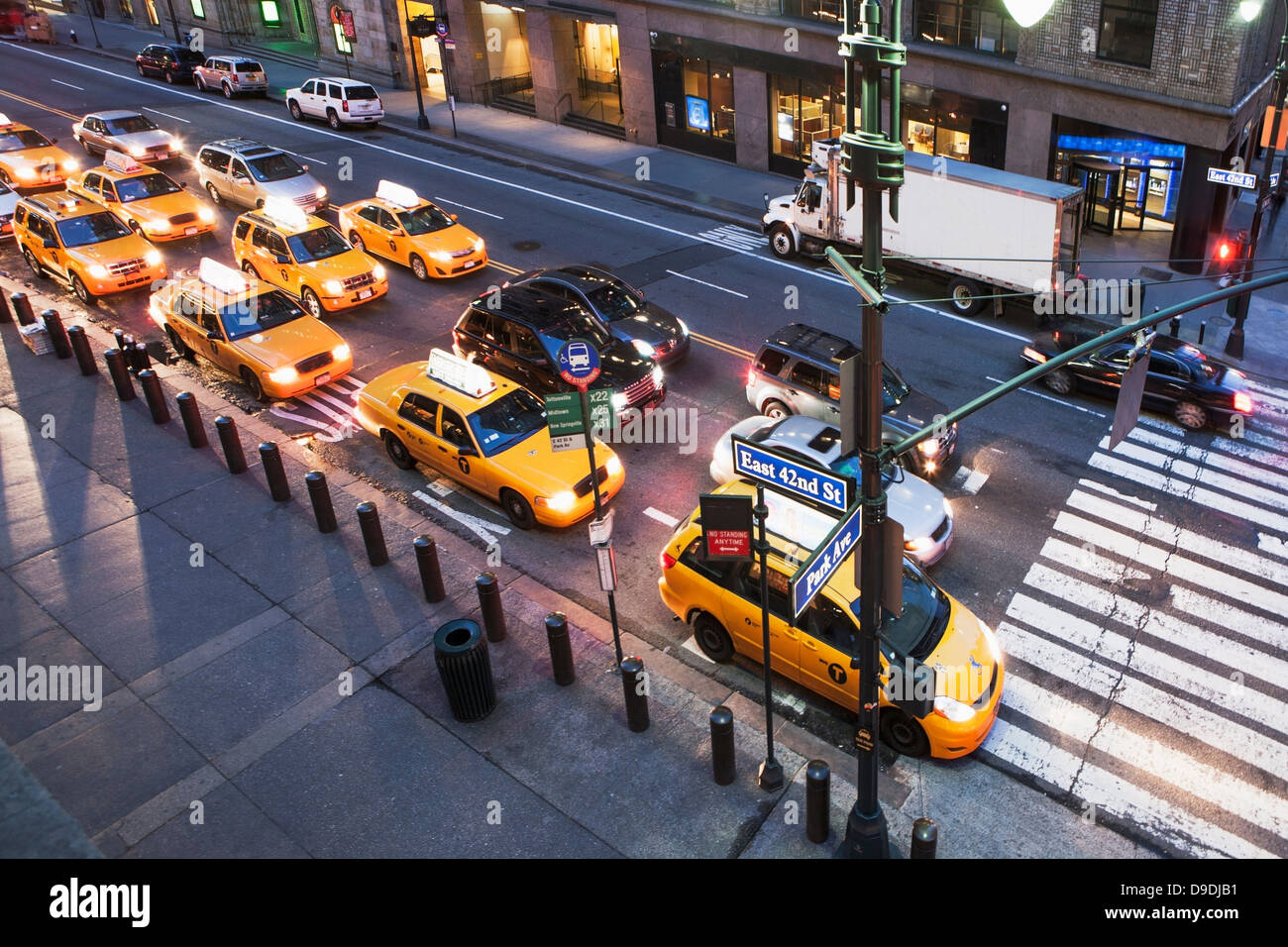 Gelben Taxis und Autos am Fußgängerüberweg New York City, USA Stockfoto