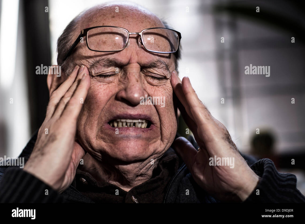 Senior woman mit geschlossenen Augen, mit Brille, gestresste suchen Stockfoto