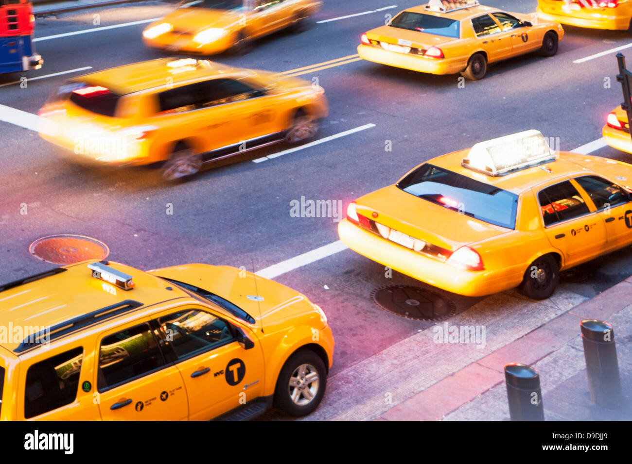 Eckige Blick auf gelben Taxis unterwegs New York City, USA Stockfoto