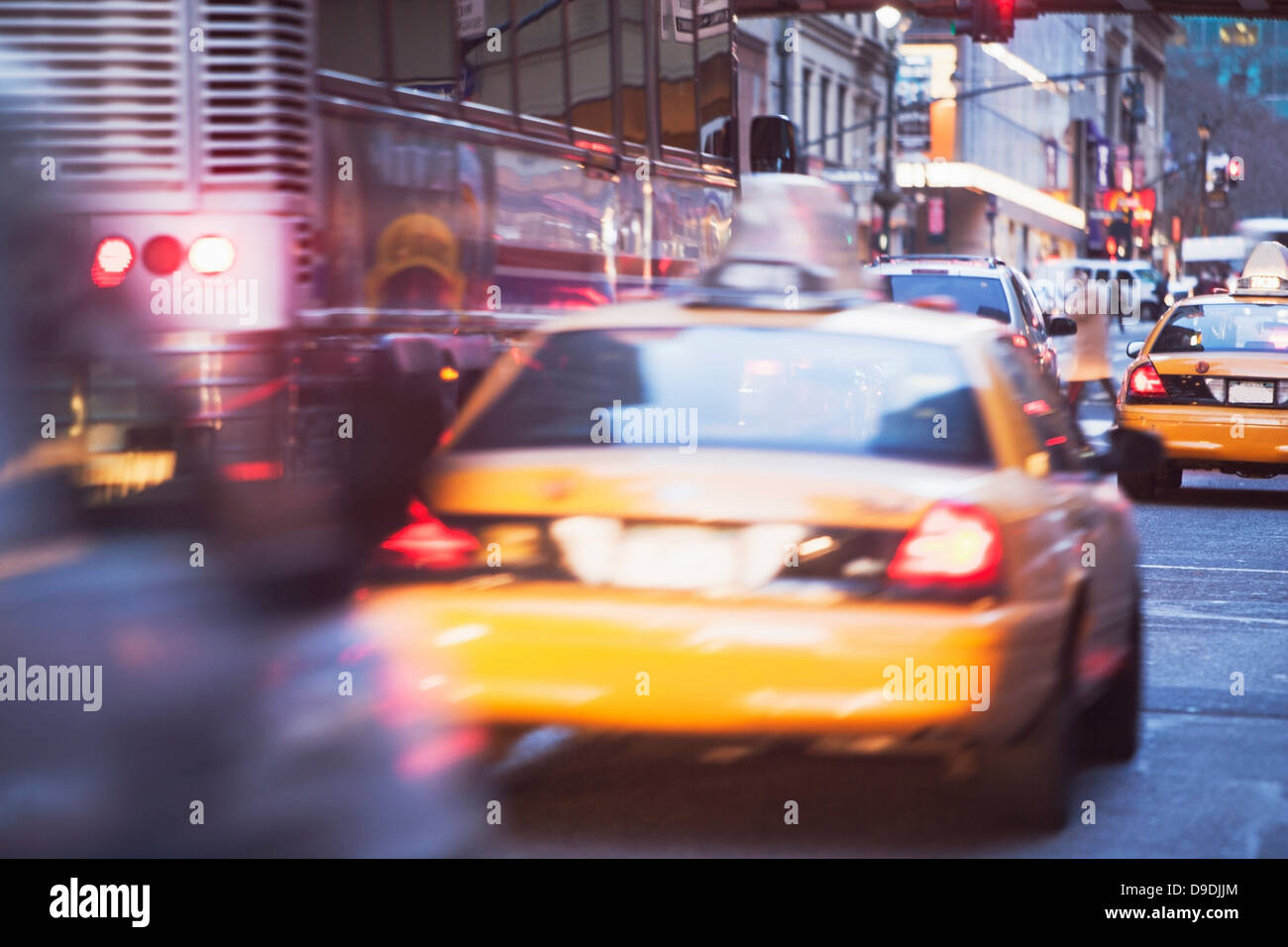 Rückansicht des gelben Taxi an stark befahrenen Straße New York City, USA Stockfoto