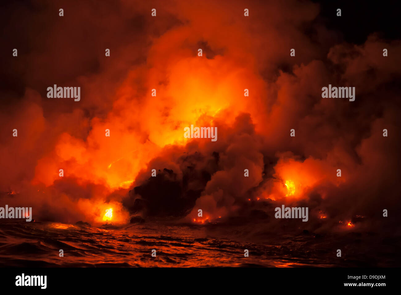 Wolken aus Lava Flow Auswirkungen auf Meer in der Nacht, Kilauea-Vulkan, Hawaii zu rauchen Stockfoto