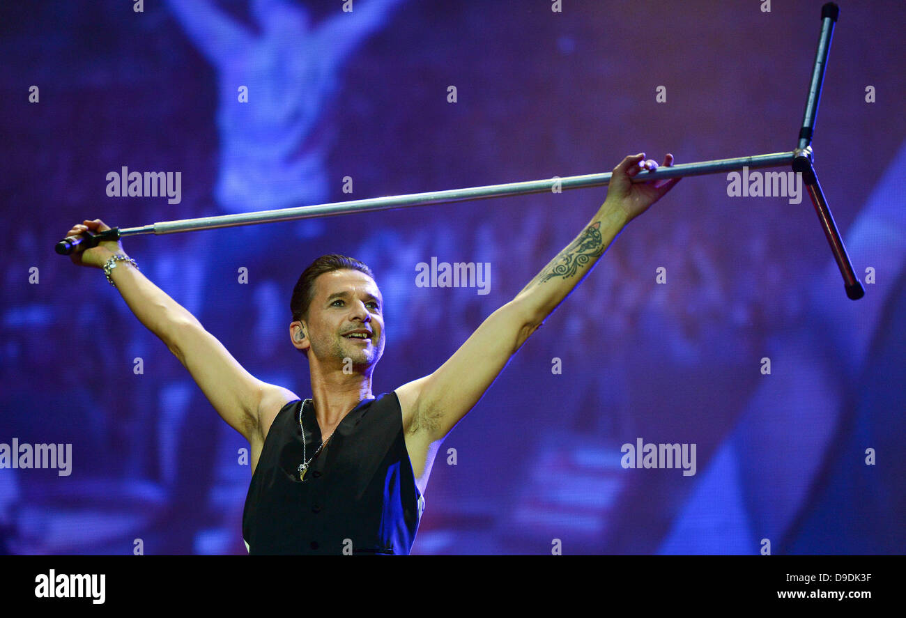 Hamburg, Deutschland. 17. Juni 2013. Sänger der englischen Band Depeche Mode gibt ein Konzert in der Imtech Arena in Hamburg, Deutschland, 17. Juni 2013. 45.000 Fans besuchten das ausverkaufte Konzert. Foto: Axel Heimken/Dpa/Alamy Live News Stockfoto