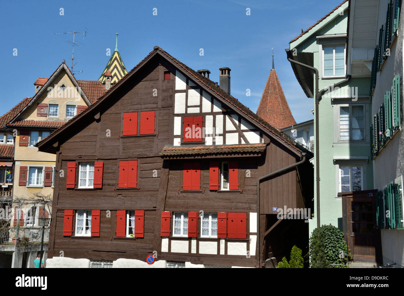 Traditionelle Schweizer Holzgebäude in Dorfstrasse, Zug, Schweiz. Stockfoto