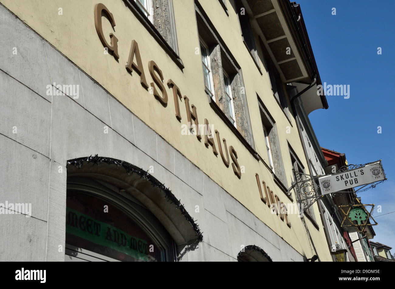 Die ehemalige Gausthuas Linde (jetzt des Schädels Pub) in Zug, Schweiz. Stockfoto