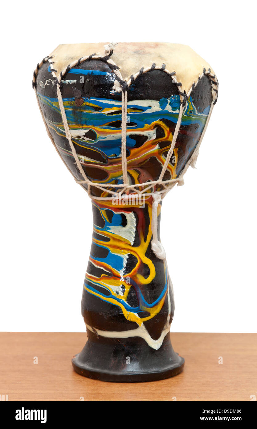 Djembe Conga-Trommel auf Holztisch isoliert. Stockfoto