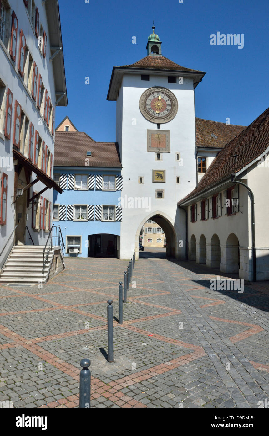 Obertor Clock Tower und Altstadt, Laufen, Basel-Landschaft, Schweiz. Stockfoto