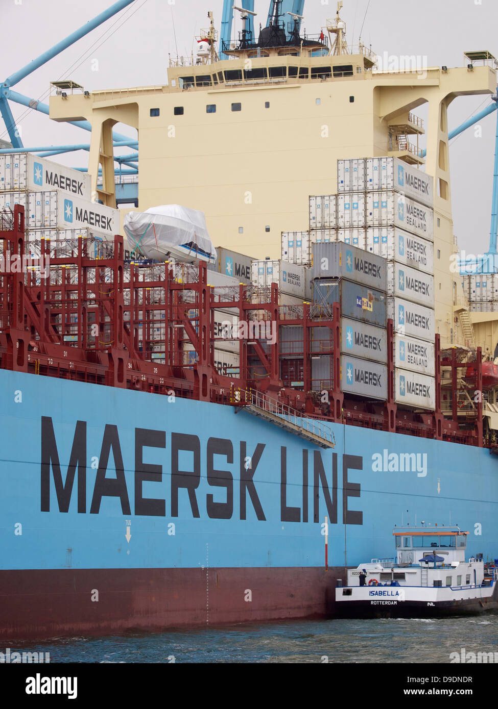 Großen Maersk Line Container Carrier mit zarten Schiff neben ihm im Hafen von Rotterdam, Niederlande Stockfoto