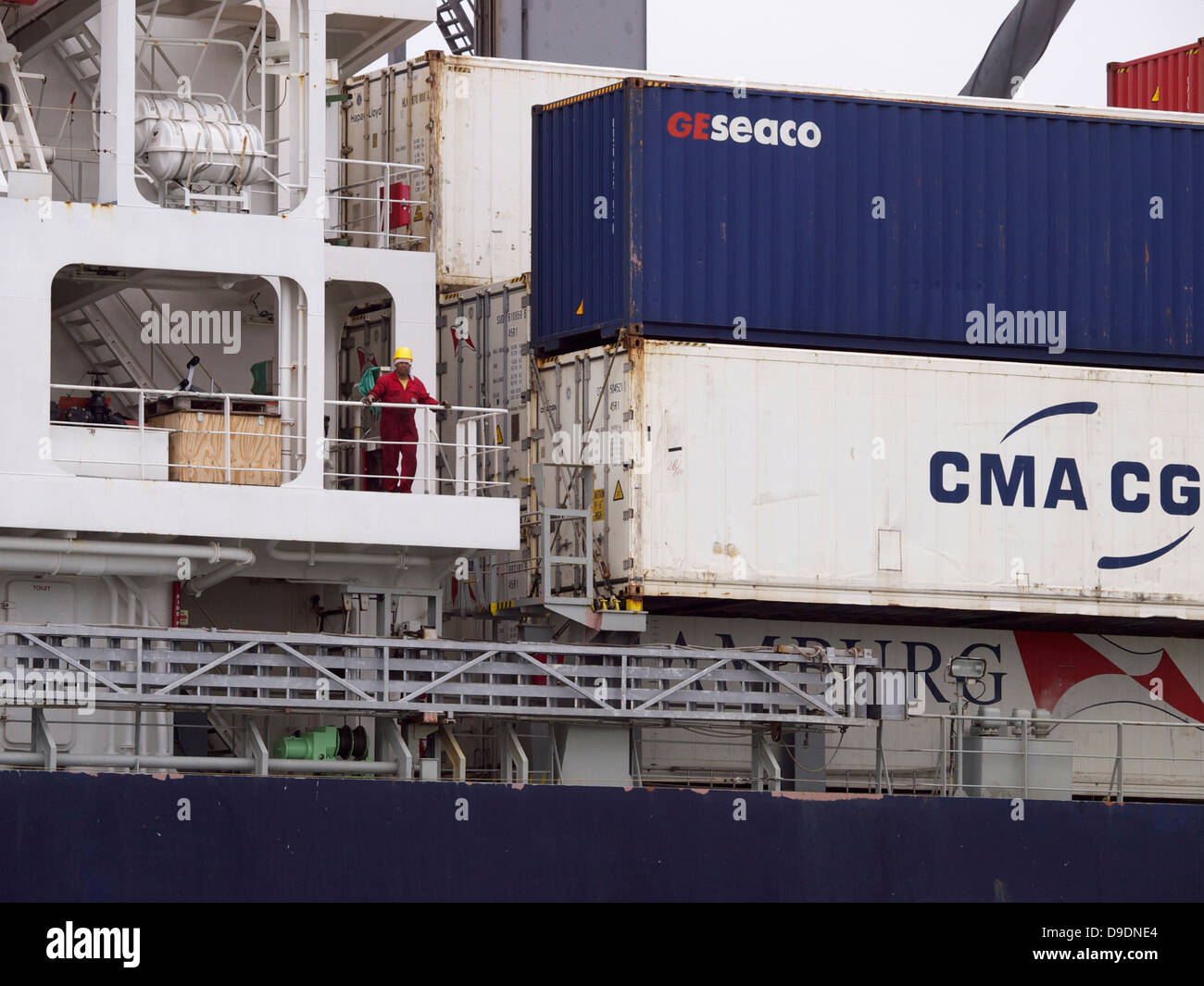 Matrose auf einem sehr großen Container Carrier Schiff stehen. Hafen von Rotterdam, die Niederlande Stockfoto