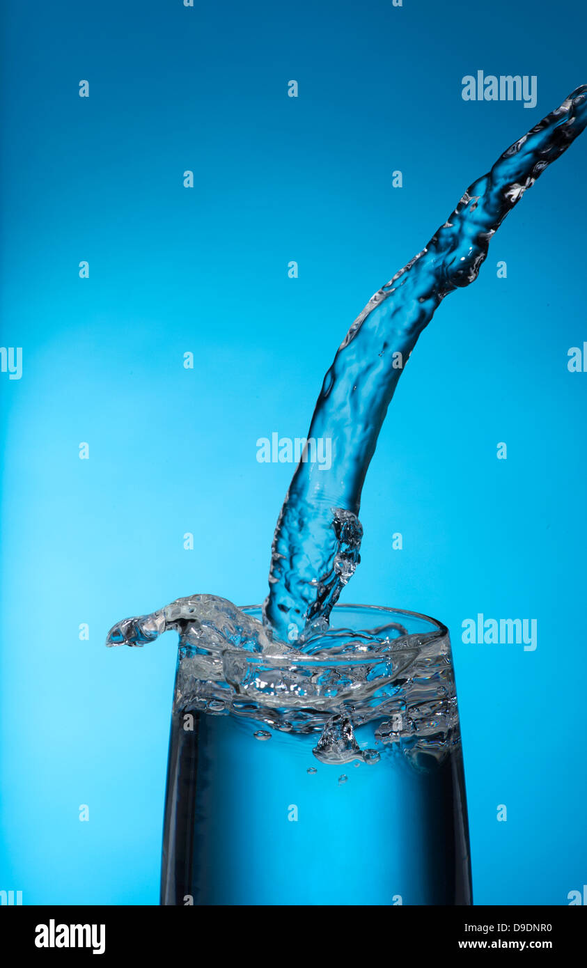 Wasser gießt & spritzt Glas Stockfoto