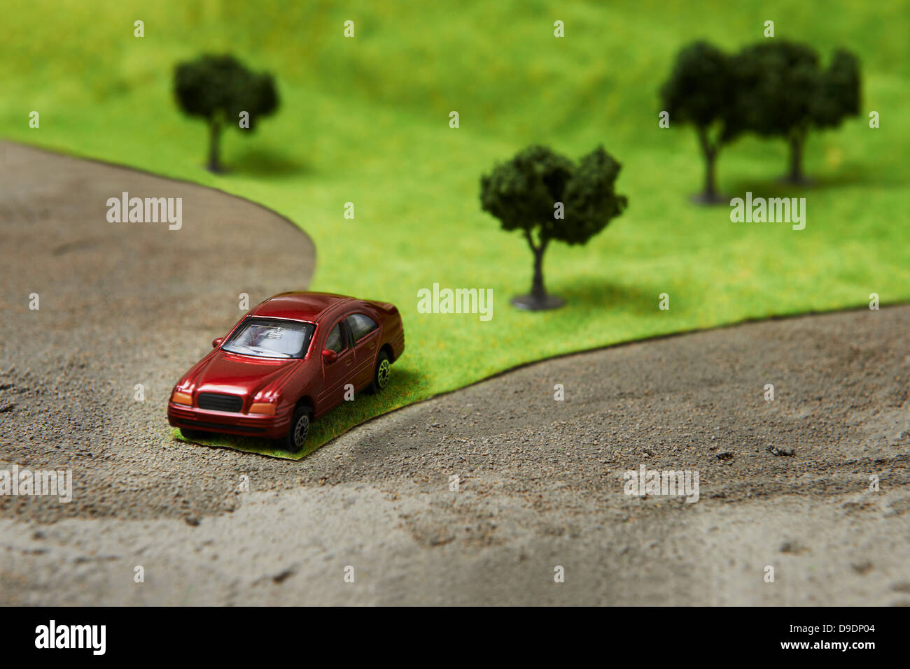 Spielzeugauto auf Modell-Landschaft Stockfoto