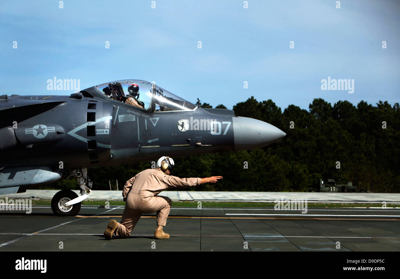 AV-8 b Harrier Pilot mit Marine Attack Squadron 223, gibt das Signal für eine AV-8 b Harrier abzunehmen während Träger qualificat Stockfoto