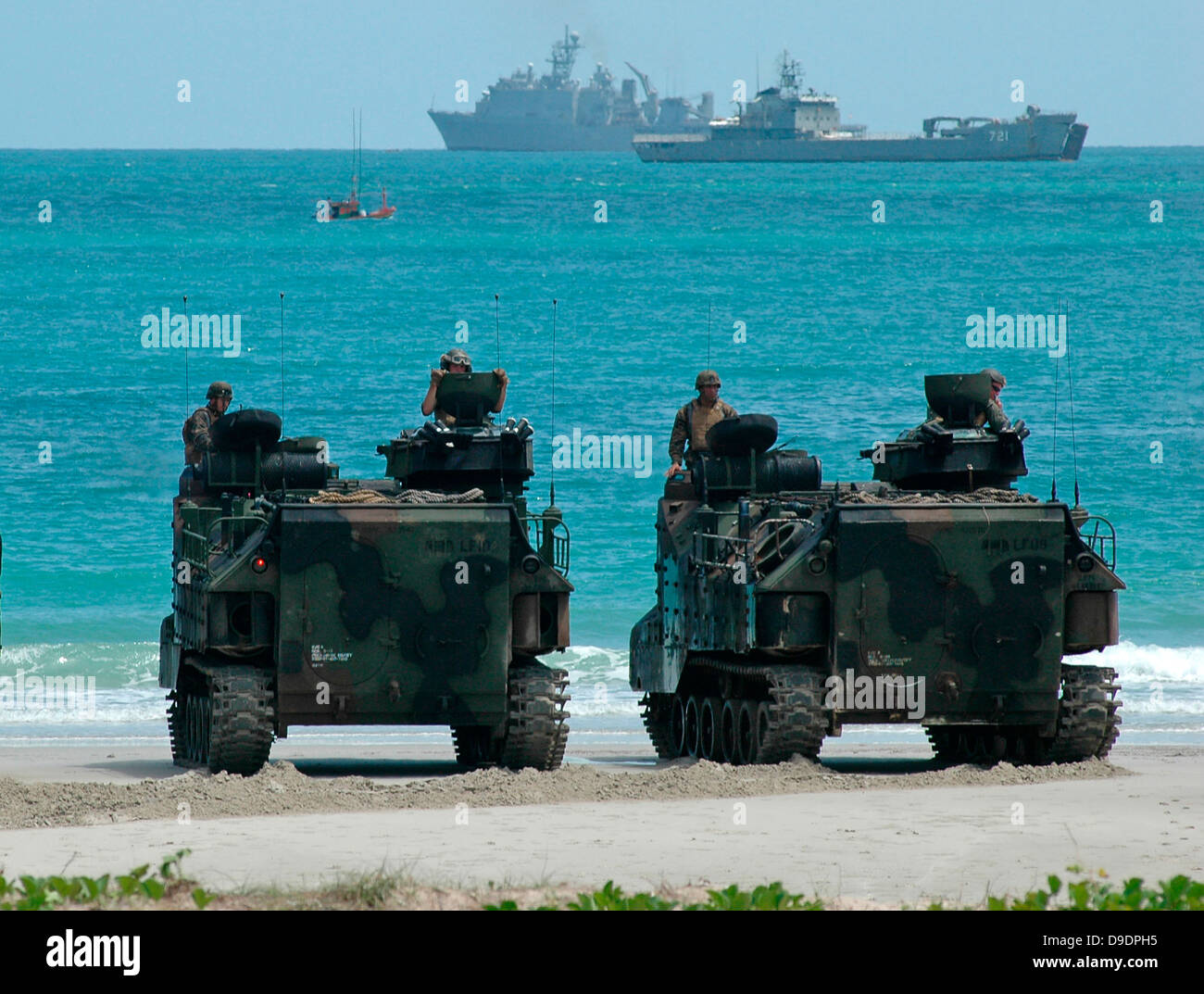 HAT YAO BEACH, Thailand (10. Juni 2013) US-Marines befestigt 2. amphibischen Angriff Bataillon, 2. Marine-Division, Durchführung amphibischer Angriff training mit Royal Thai Marines während des Trainings über Wasser Bereitschaft Zusammenarbeit und Ausbildung (CARAT) Thailand 2 Stockfoto