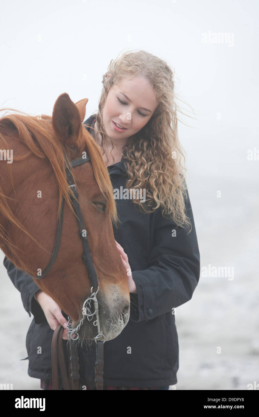 Frau mit Pferd am Strand Stockfoto