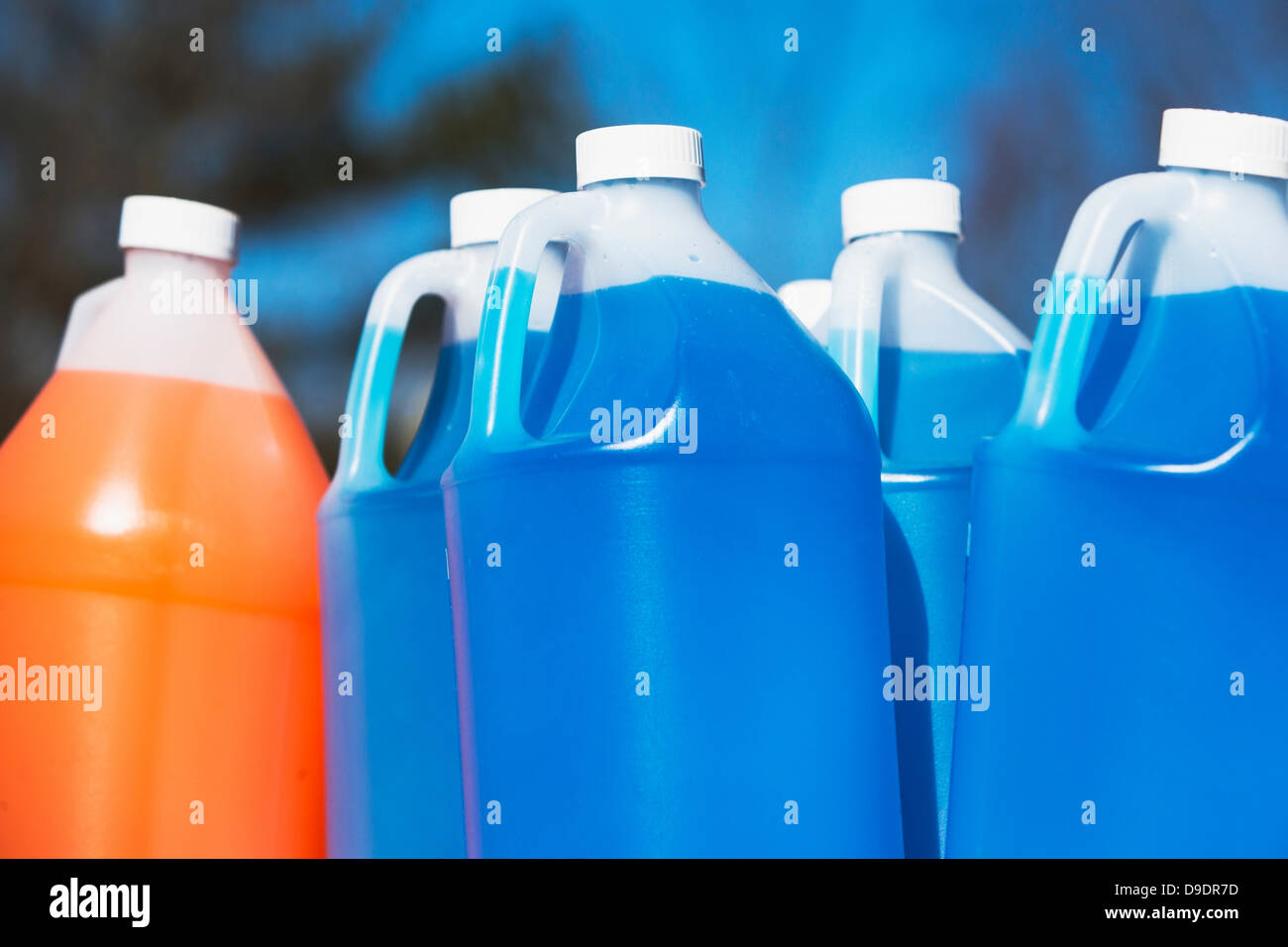 Kunststoffbehälter von orange und blaue Flüssigkeit Stockfoto
