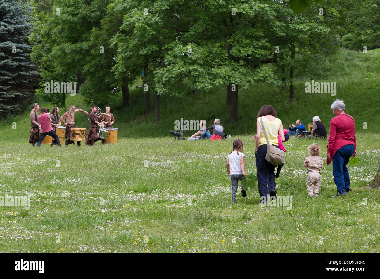 Kelvingrove Park, Glasgow, Schottland, UK, 18. Juni 2013. Torf-Trommeln und Dudelsäcken traditionellen schottischen Bigband spielen Musik für die Einheimischen während der Aufnahme eines neuen Videos. Großen Torf kann in der Regel in Buchanan Street in Glasgow zu sehen und sind durchaus eine berühmte Gruppe. Paul Stewart/Alamy Live-Nachrichten Stockfoto