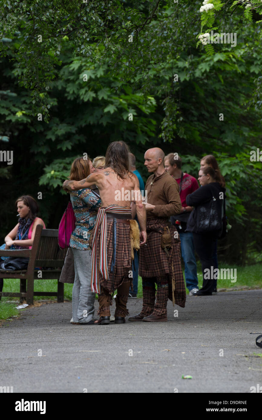 Kelvingrove Park, Glasgow, Schottland, UK, 18. Juni 2013. Torf-Trommeln und Dudelsäcken traditionellen schottischen Bigband spielen Musik für die Einheimischen während der Aufnahme eines neuen Videos. Großen Torf kann in der Regel in Buchanan Street in Glasgow zu sehen und sind durchaus eine berühmte Gruppe. Paul Stewart/Alamy Live-Nachrichten Stockfoto