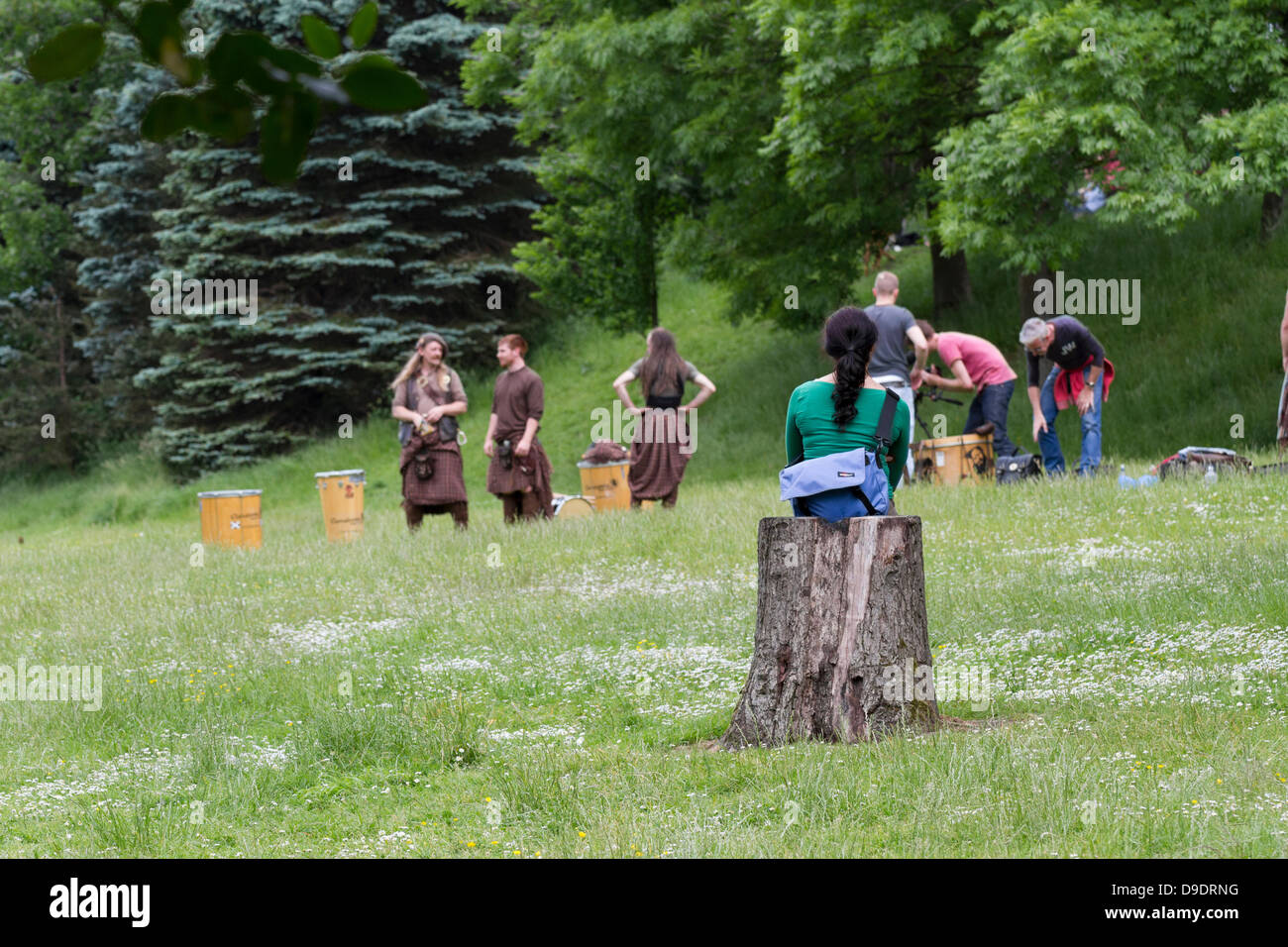 Kelvingrove Park, Glasgow, Schottland, UK, 18. Juni 2013. Torf-Trommeln und Dudelsäcken traditionellen schottischen Bigband spielen Musik für die Einheimischen während der Aufnahme eines neuen Videos. Großen Torf kann in der Regel in Buchanan Street in Glasgow zu sehen und sind durchaus eine berühmte Gruppe. Paul Stewart/Alamy Live-Nachrichten Stockfoto