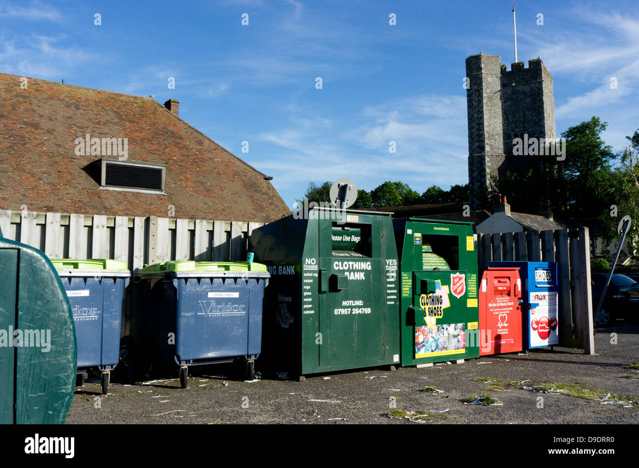 Recycling-Behälter in ein Dorf Parkplatz zur Verfügung. Stockfoto