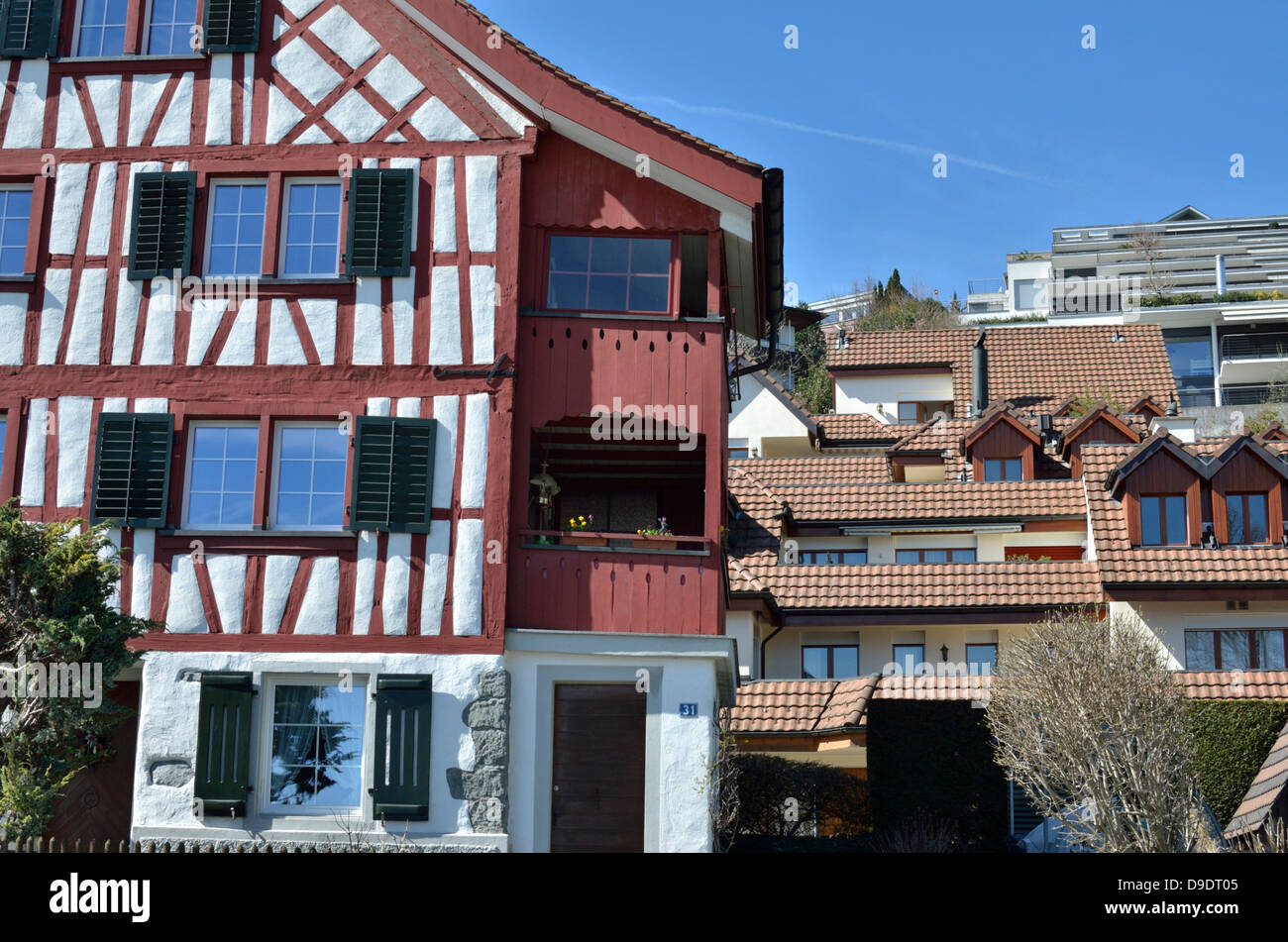 Der Kontrast zwischen neuer und traditioneller Schweizer Architektur Stockfoto