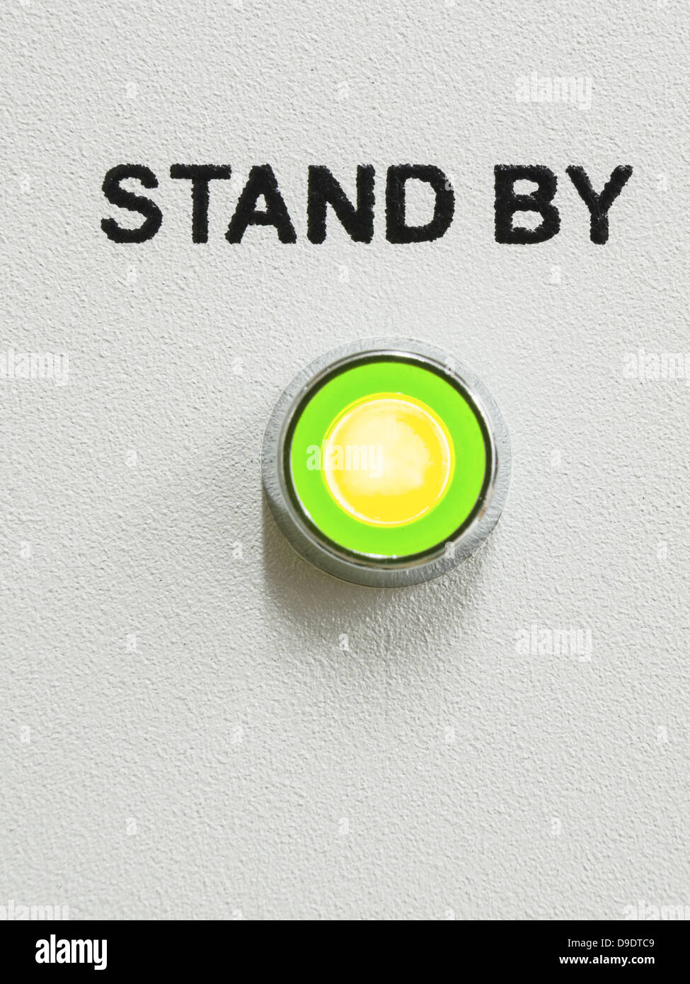 grüne LED-Beleuchtung mit Stand-by-Text über sie im grauen Bereich des Geräts; Stockfoto