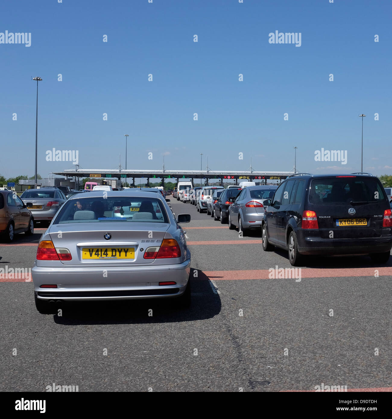Warteschlangen der Autofahrer in ihren Autos warten die Mautpflicht auf der M4-Brücke über den Severn in Wales, UK Stockfoto