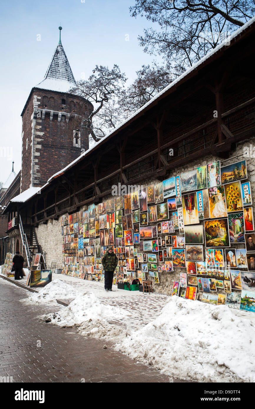Verkauf von Plakaten entlang Maler Wand hinter Krakau Barbican, historische Tor in der alten Stadt von Krakau, Polen, Europa Stockfoto