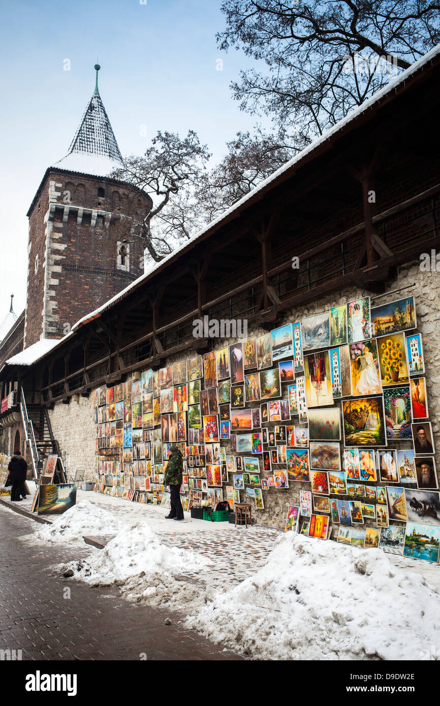 Verkauf von Plakaten entlang Maler Wand hinter Krakau Barbican, historische Tor in der alten Stadt von Krakau, Polen, Europa Stockfoto