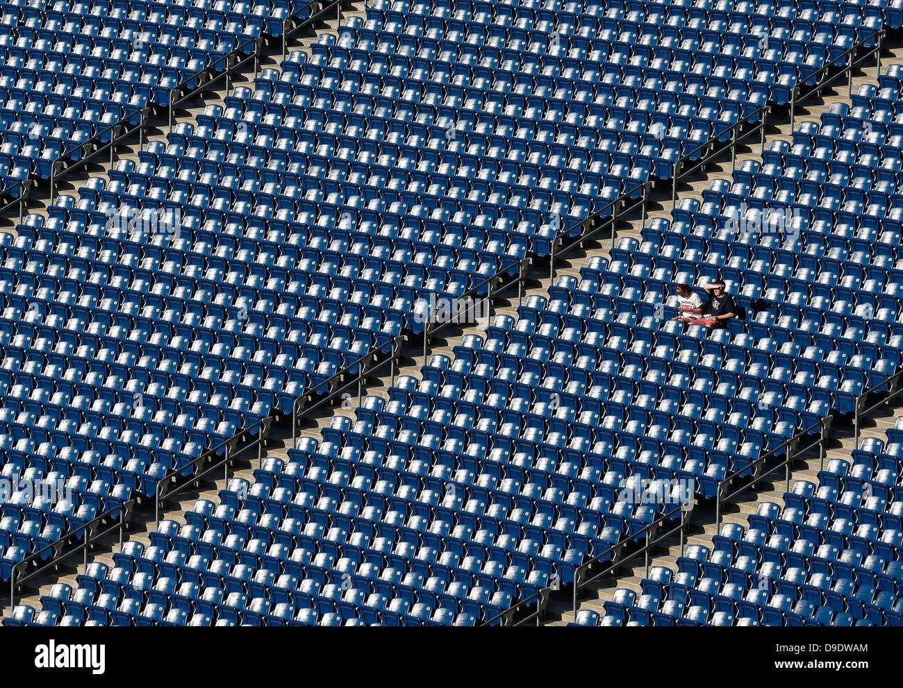 zwei Leute sitzen im leeren Stadion Stockfoto