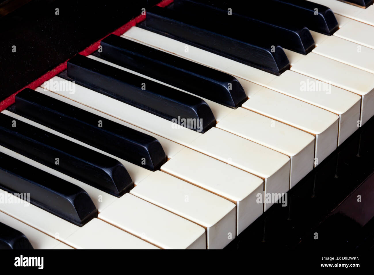 Makroaufnahme einer Klaviertastatur aus Elfenbein gefertigt Stockfoto