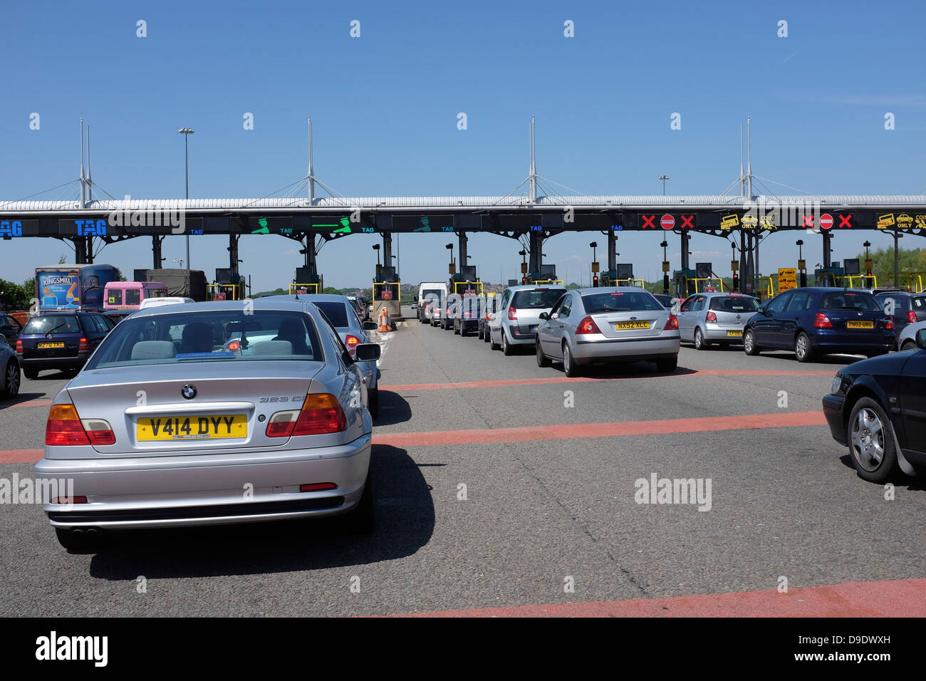 Warteschlangen der Autofahrer in ihren Autos warten die Mautpflicht auf der M4-Brücke über den Severn in Wales, UK Stockfoto