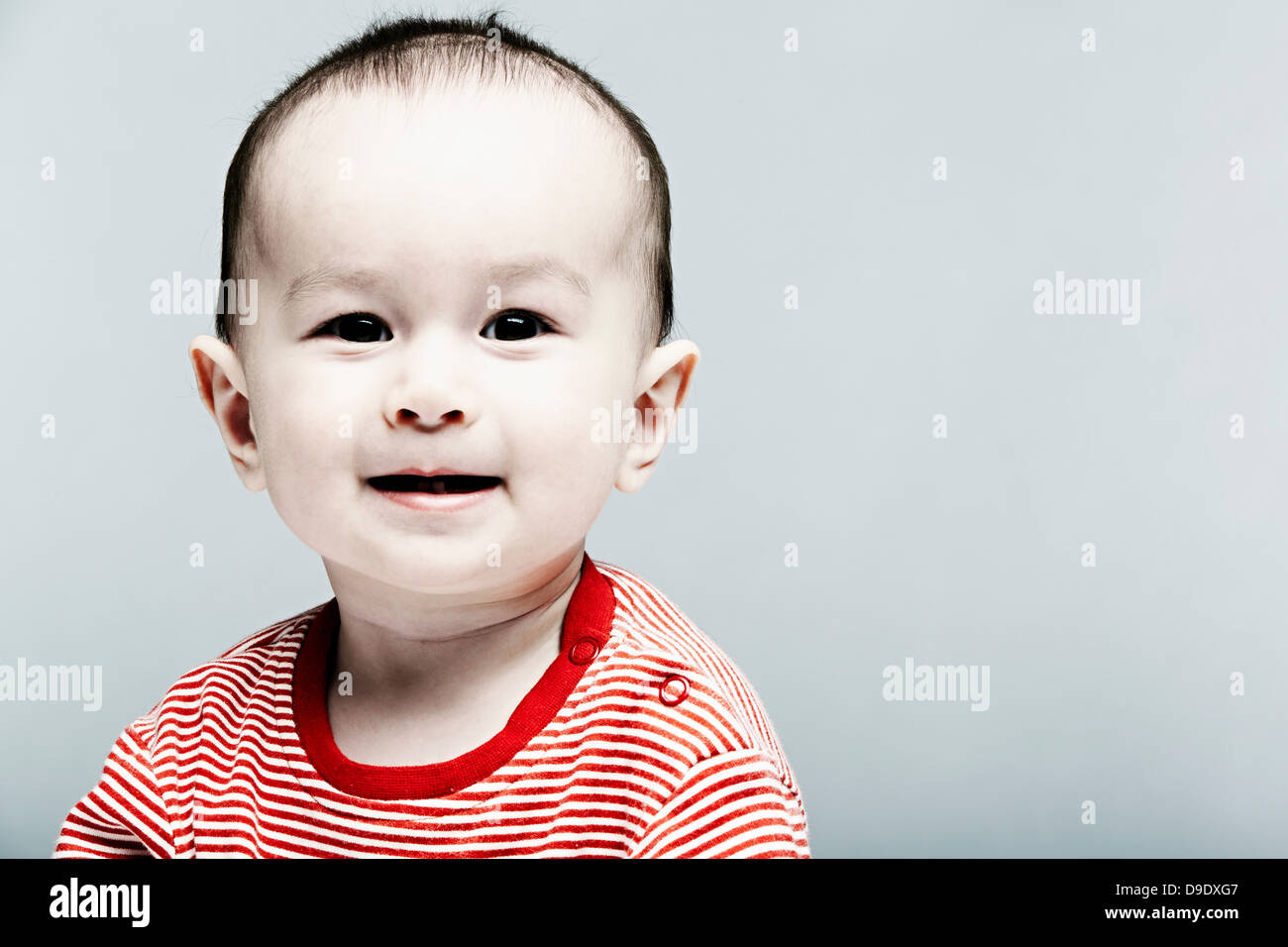 Porträt des jungen tragen gestreiftes Top Blick in die Kamera Stockfoto