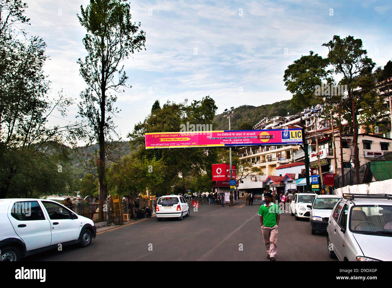 Parken auf der Straße, Nainital, Uttarakhand, Indien Stockfoto