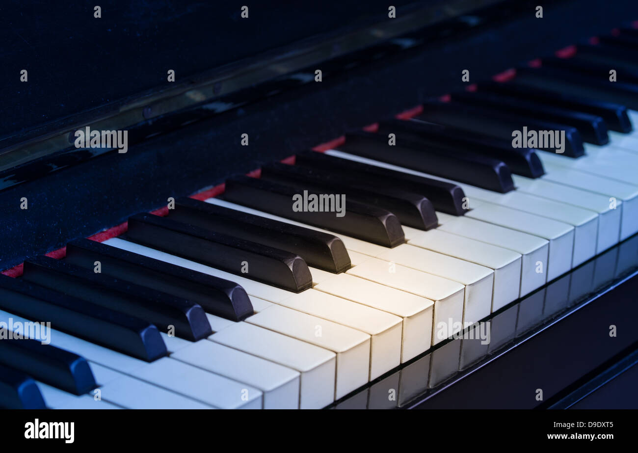 Makroaufnahme einer Klaviertastatur aus Elfenbein mit spot-Licht gemacht Stockfoto