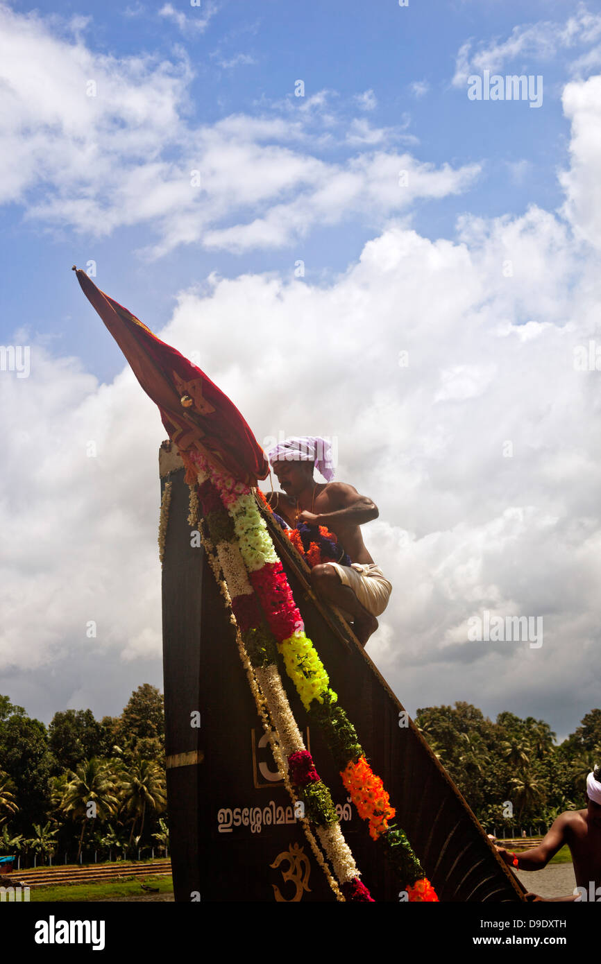 Menschen schmücken eine Schlange Boot während Onam Festival, Aranmula, Kerala, Indien Stockfoto