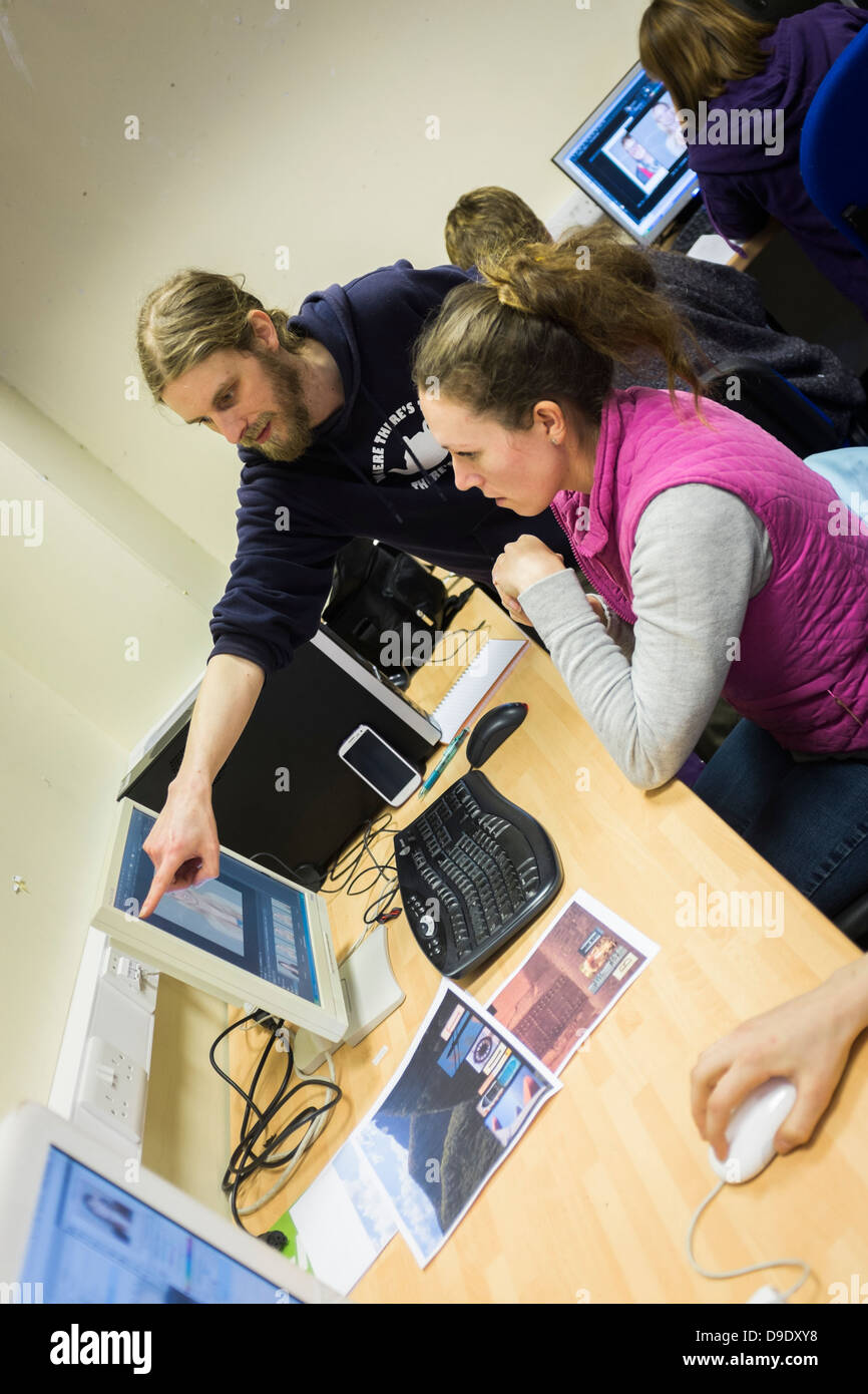 Erwachsene lernen, wie man Photoshop verwenden, Foto-Bearbeitungs Softwarepaket am Coleg Ceredigion Weiterbildung College in Wales UK Stockfoto