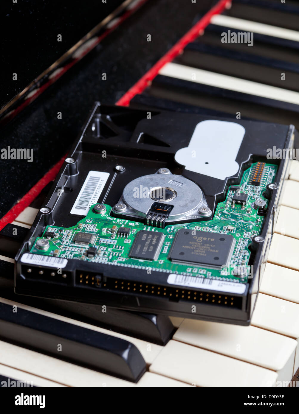 Musik Speicherkonzept mit Festplatte und Klavier Stockfoto