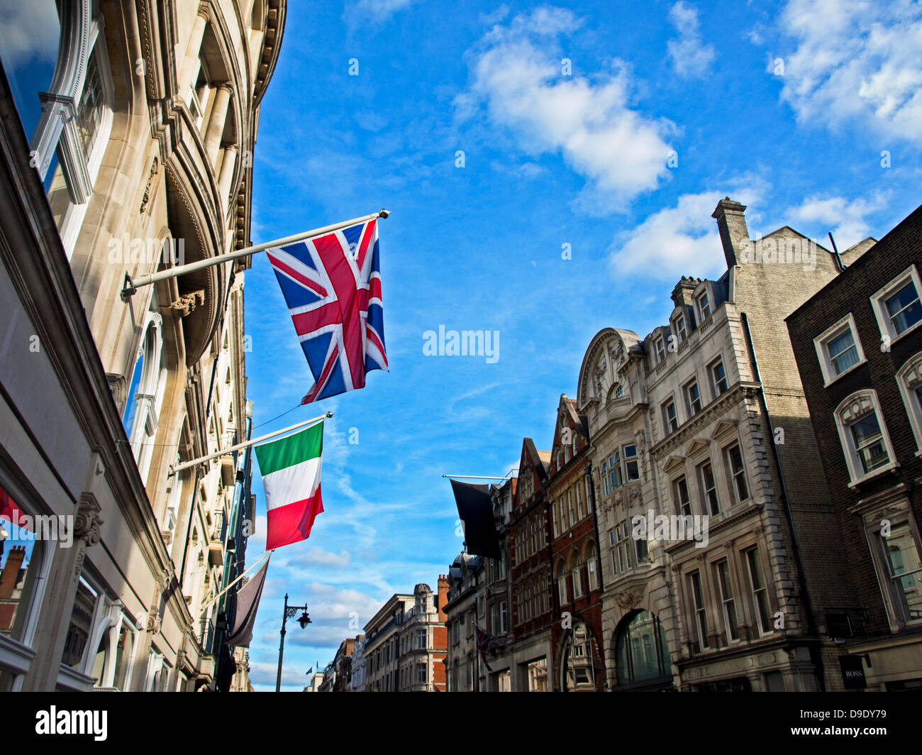 Ansicht der Bond Street, einer exklusiven Einkaufsstraße im Londoner West End, die Nord-Süd verläuft zwischen Oxford Street und Piccadilly Stockfoto