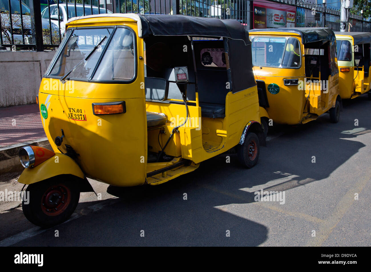 Auto-Rikschas geparkt auf einer Straße, Chennai, Tamil Nadu, Indien Stockfoto