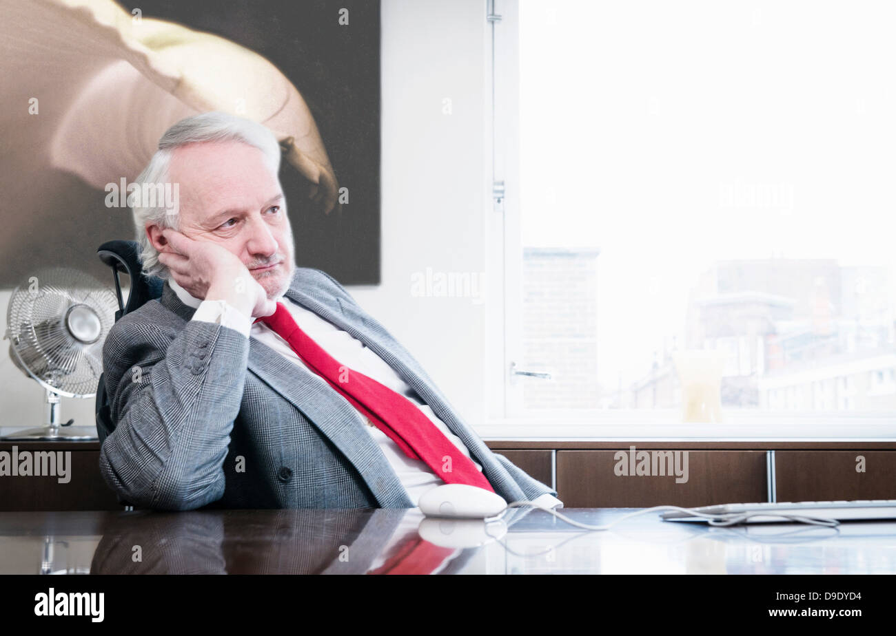 Geschäftsmann, stützte sich auf Seite Stockfoto